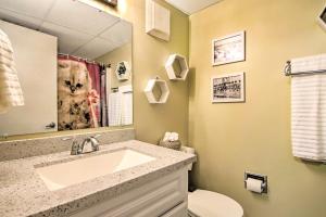 Ένα μπάνιο στο Couple's Retreat! Beachfront Bliss - Private Balcony, Ocean Views, Full Kitchen, Steps to the Sand