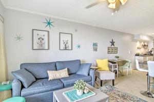 Χώρος καθιστικού στο Couple's Retreat! Beachfront Bliss - Private Balcony, Ocean Views, Full Kitchen, Steps to the Sand +29 φωτογραφίες