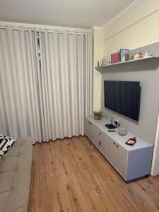 Μια τηλεόραση ή/και κέντρο ψυχαγωγίας στο Edificio na rua do Parque das Aguas