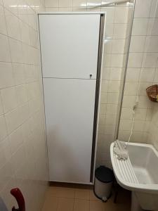 Ένα μπάνιο στο Edificio na rua do Parque das Aguas +11 φωτογραφίες