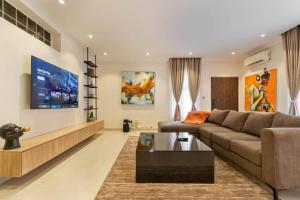 Una televisión o centro de entretenimiento en A Spacious and Stylish 1 Bedroom Apartment