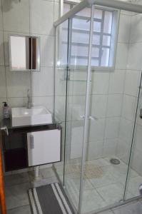a bathroom with a glass shower and a sink at Apto 2 dormitórios 1 banheiro 1 vaga descoberta in Piracicaba +23 photos