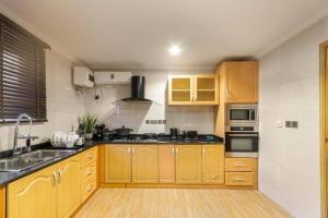 Una cocina o cocineta en A Spacious and Stylish 1 Bedroom Apartment