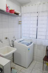 a small bathroom with a toilet and a sink at Apto 2 dormitórios 1 banheiro 1 vaga descoberta in Piracicaba