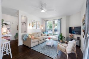 Μια τηλεόραση ή/και κέντρο ψυχαγωγίας στο Your Slice of Paradise Near Clearwater Beach