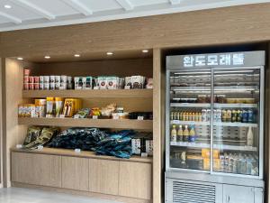 ein Kühlschrank in einem Geschäft mit Lebensmitteln in der Unterkunft Sand Stay in Wando
