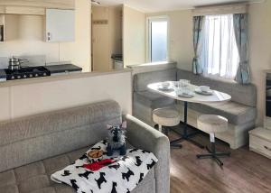 Kuchyň nebo kuchyňský kout v ubytování Towervans Caravan Park + 28 fotografií
