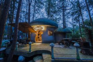 a small house in the middle of a forest at 张家界熊风艺术园森林有约民宿 in Zhangjiajie