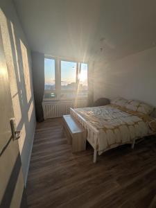 Stylish 1 Bedroom Flat in Old Street في لندن: غرفة نوم بها سرير ونافذة كبيرة