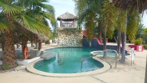 einen Pool mit Wasserrutsche in einem Resort in der Unterkunft AquaVilla Bonaire in Kralendijk