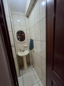 ein kleines Badezimmer mit Waschbecken und Spiegel in der Unterkunft Cajamarca House in Cajamarca