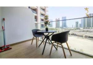 een tafel en twee stoelen in een kamer met een raam bij Modern Studio in Al Maryah Vista in Abu Dhabi