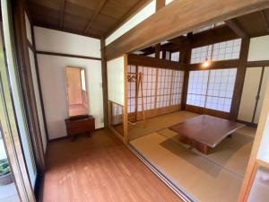 Katil atau katil-katil dalam bilik di A modern Japanese house
