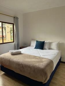 a large bed in a room with a window at Villa sol in Baños