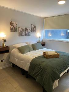 a bedroom with a large bed and a window at Depto 2D moderno y acogedor con ubicación de lujo in San Pedro de la Paz