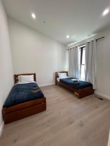 a bedroom with two beds and a window at 906 Brand new townhome sleeps 10 in Redwood City