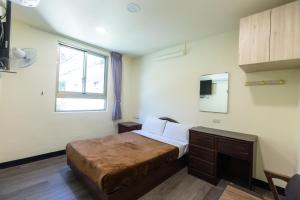 un dormitorio con una cama y una ventana en Green Field Mountain Villa, en Hualing 36 fotos más