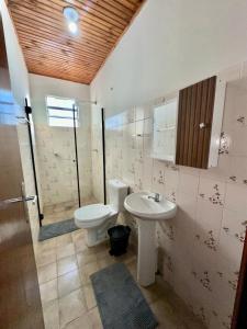 a bathroom with a toilet and a sink at Casa Privada em Condomínio no Centro para 5 Pessoas in Ponta Porã