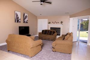 Χώρος καθιστικού στο Modern Merced Haven near Merced College and UC Merced