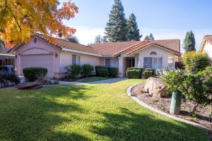 Κήπος έξω από το Modern Merced Haven near Merced College and UC Merced