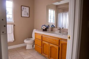 Ένα μπάνιο στο Modern Merced Haven near Merced College and UC Merced +36 φωτογραφίες