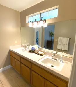 Ένα μπάνιο στο Modern Merced Haven near Merced College and UC Merced