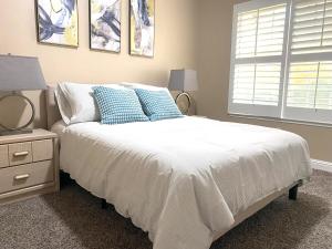 Ένα ή περισσότερα κρεβάτια σε δωμάτιο στο Modern Merced Haven near Merced College and UC Merced