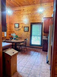 Kuchyň nebo kuchyňský kout v ubytování Lake Tuscaloosa Oasis