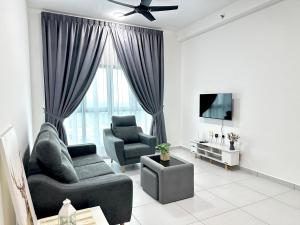 sala de estar con sofá, silla y TV en NEW Batu Kawan 2 Bedrooms Suite near IKEA-Columbia Asia Hospital-BKIP-UOW Kdu, en Simpang Ampat