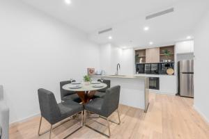 Kuchyň nebo kuchyňský kout v ubytování Cozy 2Bedroom Apt in Centre Canberra w/Parking