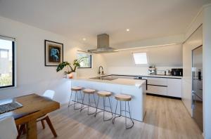 Gallery image of Family Friendly Beach Haven with Pool, Spa & Ocean Views in Mount Maunganui