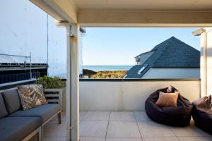 Rõdu või terrass majutusasutuses Family Friendly Beach Haven with Pool, Spa & Ocean Views