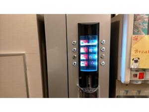 automat z dozownikiem napojów na ścianie w obiekcie Smile Hotel Namba - Vacation STAY 67913v w Osace