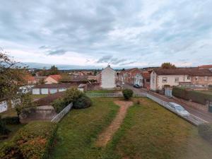 une vue aérienne d'une maison avec une cour dans l'établissement Appartement accueillant au cœur de Luxeuil-les-Bains proche thermes - FR-1-583-510, à Luxeuil-les-Bains