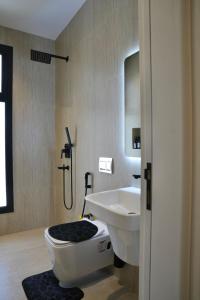 un baño con inodoro y lavabo en Peace House, en Medina
