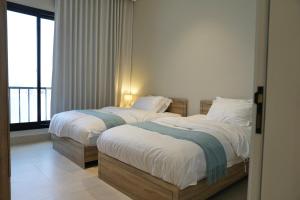 2 camas en un dormitorio con balcón en Peace House, en Medina