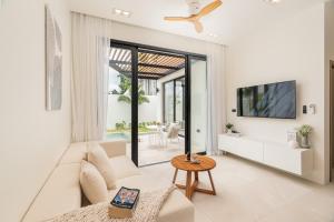 Μια τηλεόραση ή/και κέντρο ψυχαγωγίας στο Staylar Pool Villas - Bangtao