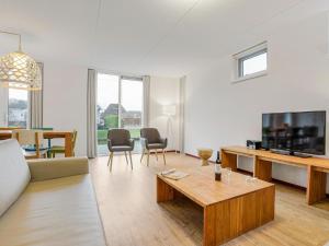 MidlarenにあるLuxury Villa With Sauna on the Lakeのテレビとテーブルのあるリビングルーム
