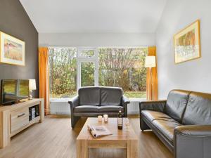 Ruang duduk di Charming Park Home in Drenthe