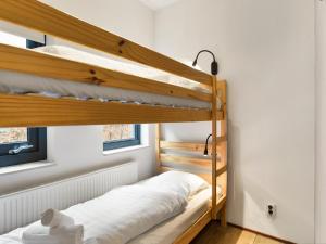een slaapkamer met twee stapelbedden in een kamer bij Waterfront Retreat in Drenthe in Midlaren