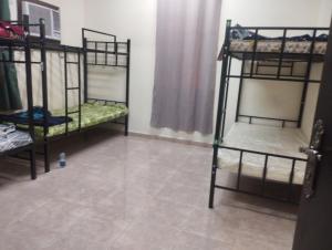 Una cama o camas en una habitación de Greens Hostel Muscat 2 fotos más