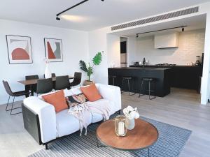 Kuchyň nebo kuchyňský kout v ubytování Skyline 222 Luxury 5-Level City Stay Rooftop Terrace