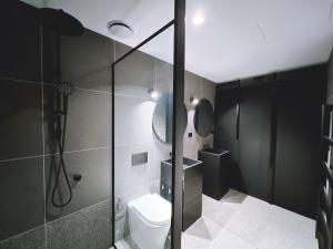 Koupelna v ubytování Skyline 222 Luxury 5-Level City Stay Rooftop Terrace + 32 fotografií