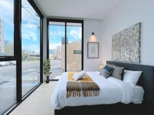 Postel nebo postele na pokoji v ubytování Skyline 222 Luxury 5-Level City Stay Rooftop Terrace