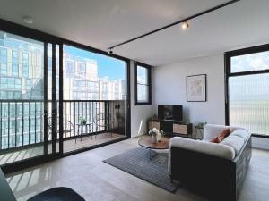 TV a/nebo společenská místnost v ubytování Skyline 222 Luxury 5-Level City Stay Rooftop Terrace