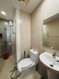 une salle de bain avec toilettes, lavabo et douche dans l'établissement Serene Escape with Nature-Inspired Decor, à Mandurriao 7 autres photos