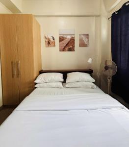 une chambre avec un grand lit avec deux oreillers dans l'établissement Serene Escape with Nature-Inspired Decor, à Mandurriao