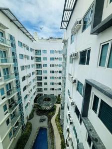 une vue aérienne d'un immeuble d'appartements avec piscine dans l'établissement Serene Escape with Nature-Inspired Decor, à Mandurriao