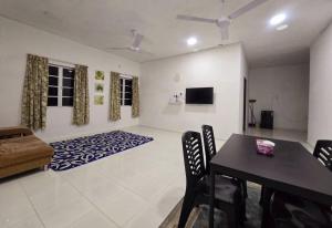 Телевизор и/или развлекательный центр в Cantik-La Homestay Kolam Kuala Terengganu 6 Bilik
