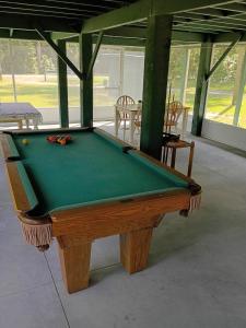 Meja biliard di Rustic River Cabin